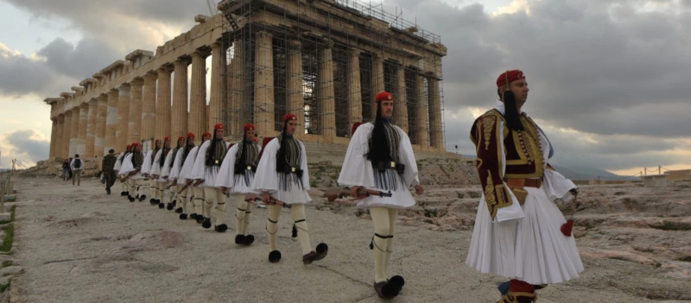 Εύζωνες έκαναν έπαρση της σημαίας στην Ακρόπολη για την Ημέρα των Ενόπλων Δυνάμεων (φωτο)